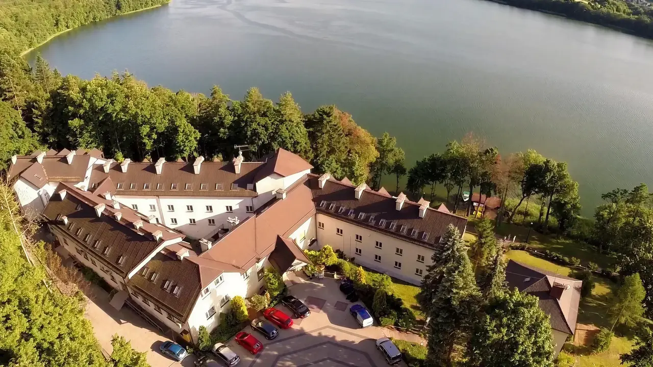 Widok z lotu ptaka na Mazuria nad jeziorem