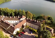 Widok z lotu ptaka na Mazuria nad jeziorem
