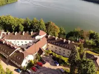 Widok z lotu ptaka na Mazuria nad jeziorem