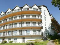 Budynek hotelu Mazuria z balkonami