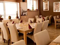 Restauracja w Mazuria z nakrytymi stołami