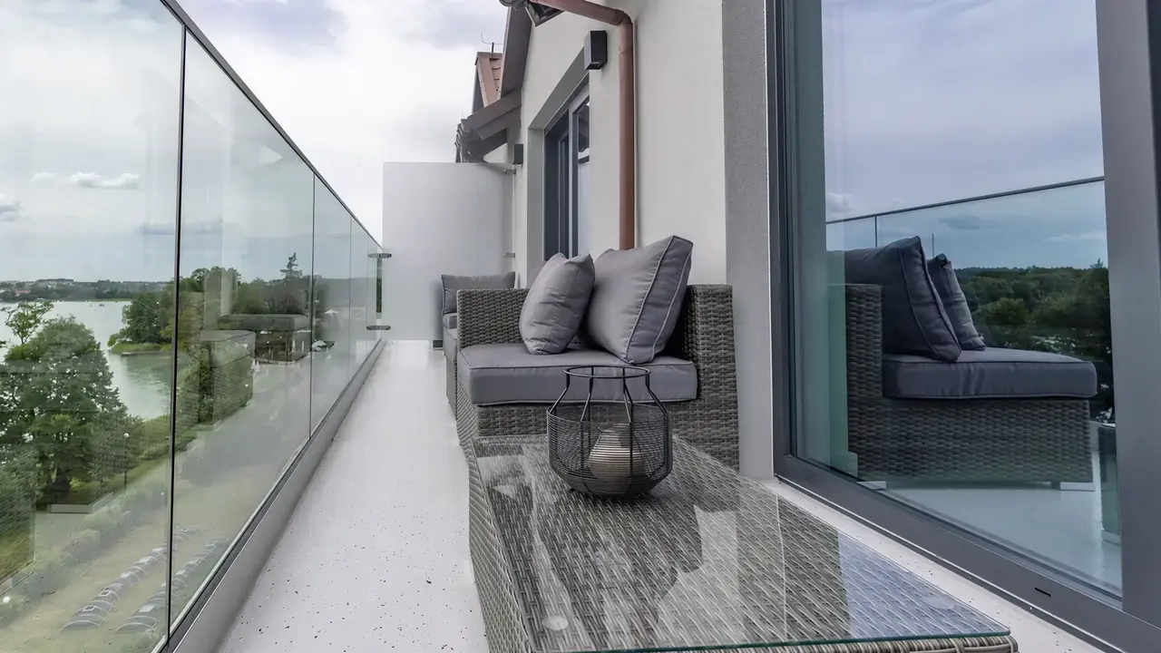 Prywatny balkon z meblami w Mazuria