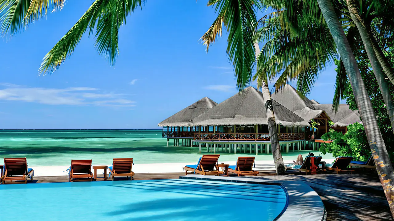Widok na kompleks Medhufushi Island Resort nad turkusową wodą