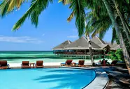 Widok na kompleks Medhufushi Island Resort nad turkusową wodą