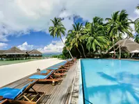 Basen i leżaki w Medhufushi Island Resort