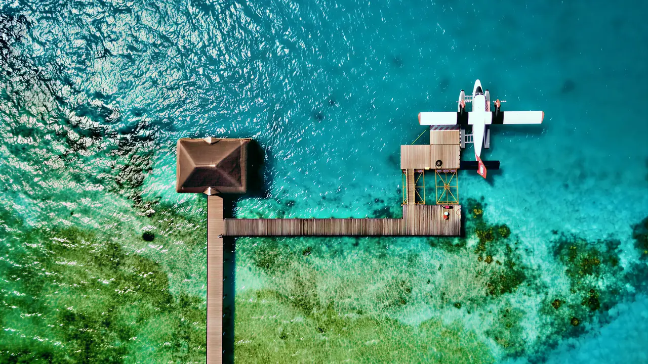 Hydroplan przy drewnianym pomoście w Medhufushi Island Resort
