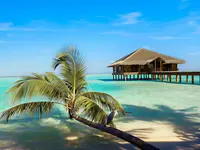 Pawilon nad turkusową wodą w Medhufushi Island Resort