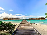 Drewniany pomost i plaża w Medhufushi Island Resort