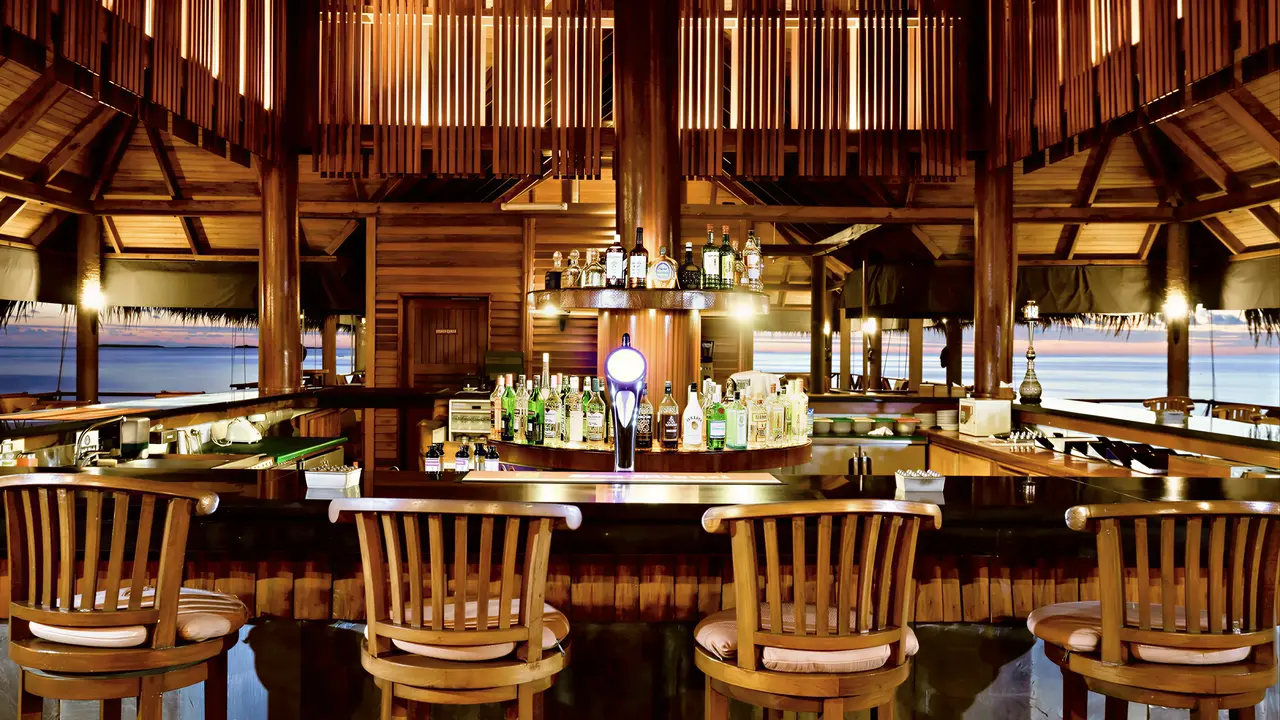 Bar z wysokimi krzesłami w Medhufushi Island Resort