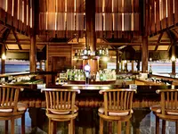 Bar z wysokimi krzesłami w Medhufushi Island Resort