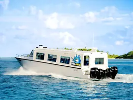 Łódź motorowa na wodzie w Medhufushi Island Resort