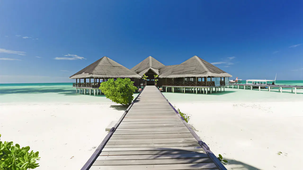 Drewniany pomost na plaży w Medhufushi Island Resort