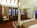 Sypialnia z łóżkiem z baldachimem w Medhufushi Island Resort