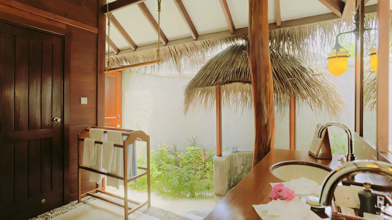 Łazienka w Medhufushi Island Resort z umywalką i ręcznikami