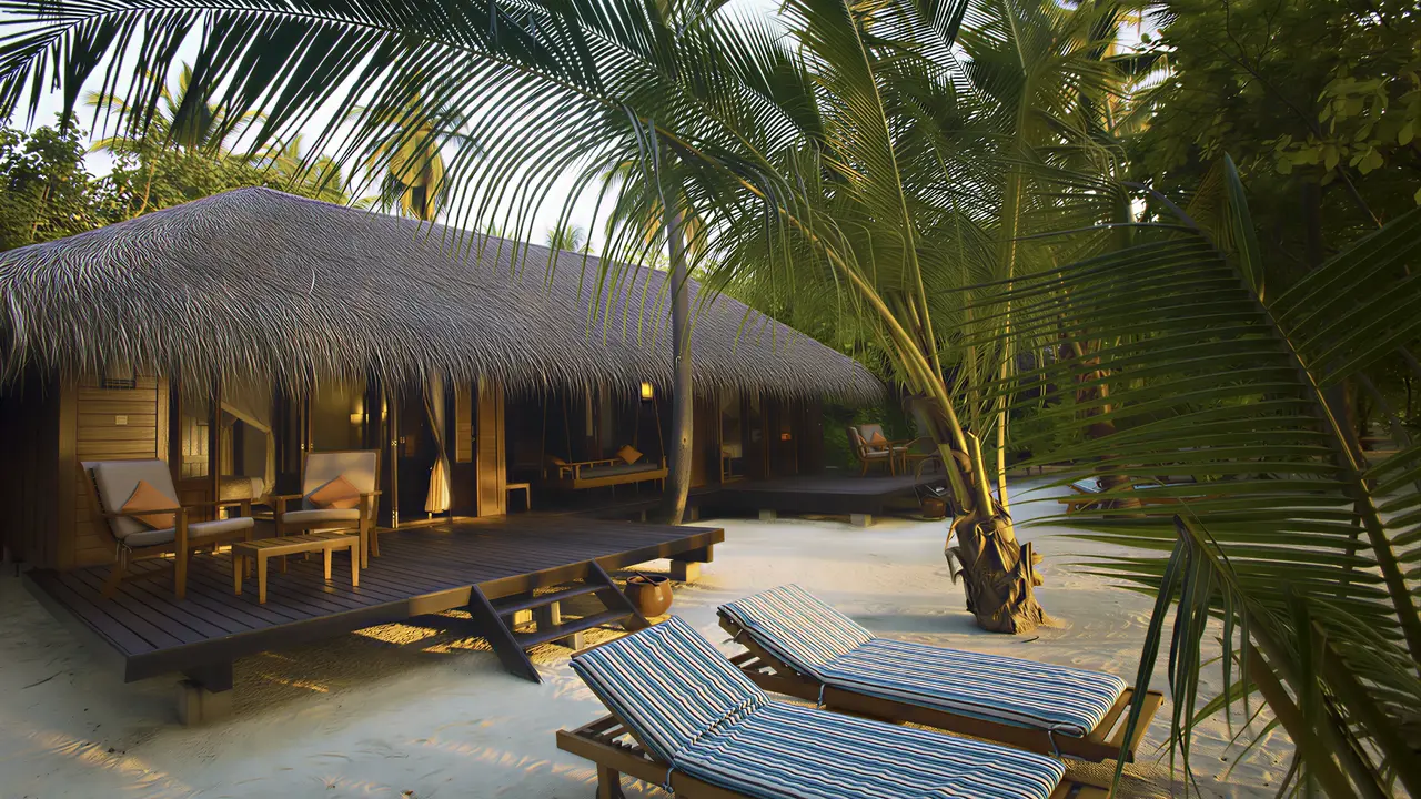 Leżaki na piasku przy pawilonie w Medhufushi Island Resort