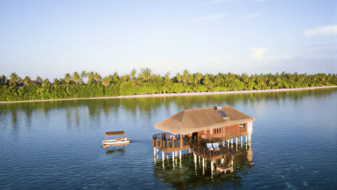 Widok na kompleks Medhufushi Island Resort nad wodą