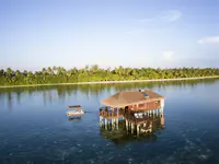 Widok na kompleks Medhufushi Island Resort nad wodą