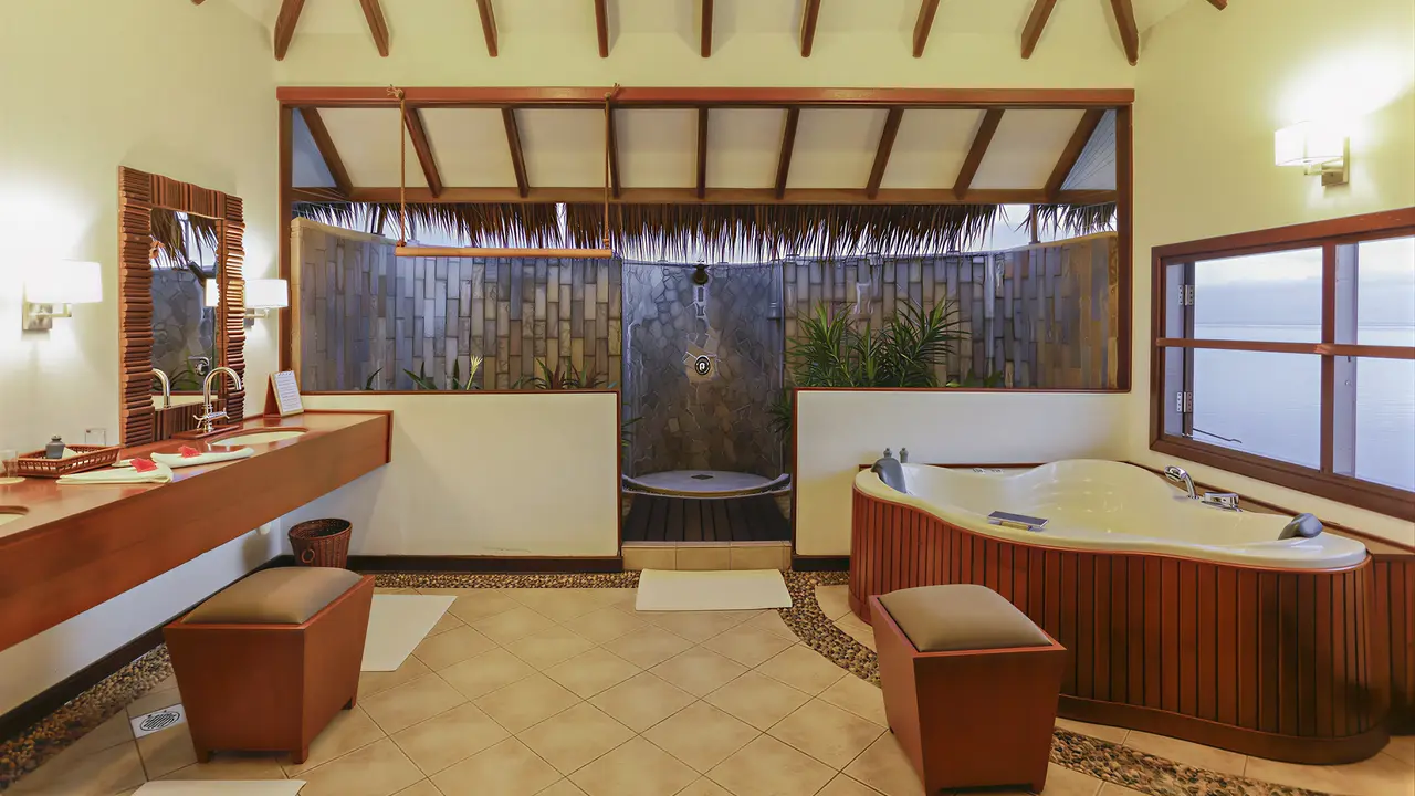 Łazienka z wanną w Medhufushi Island Resort