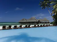 Basen i leżaki w hotelu Medhufushi Island Resort