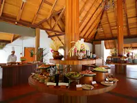 Bufet z jedzeniem w hotelu Medhufushi Island Resort