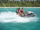 Osoby na skuterach wodnych w Medhufushi Island Resort