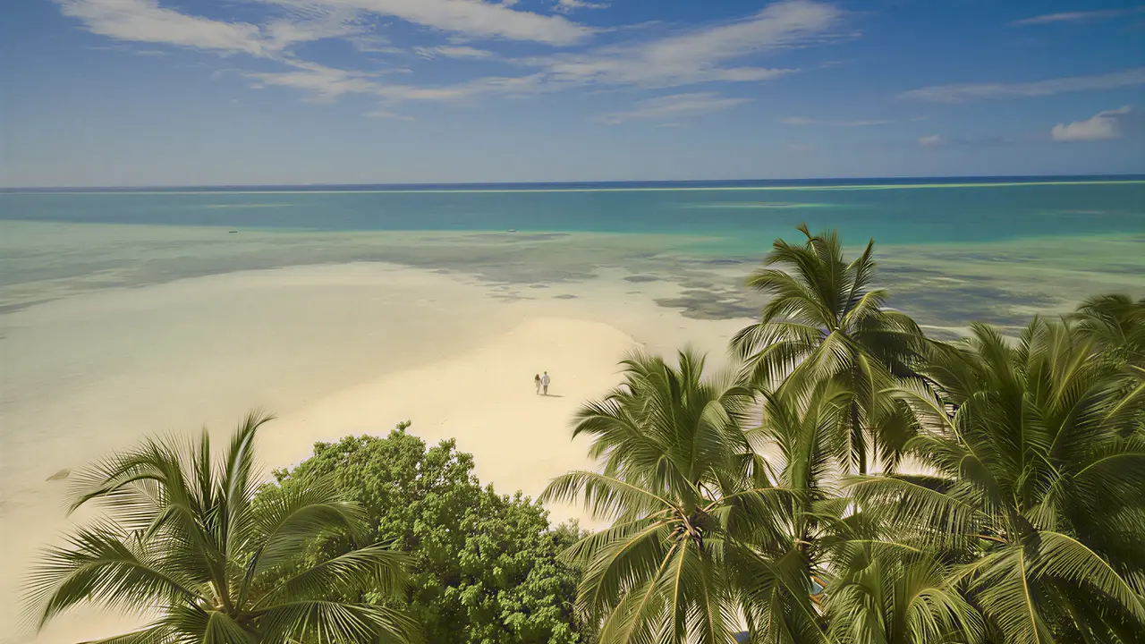 Biała piaszczysta plaża w Medhufushi Island Resort