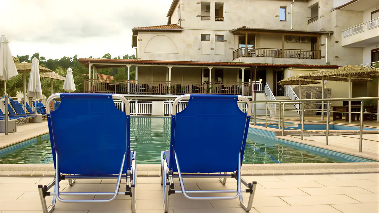 Basen i leżaki w hotelu Medusa (Kriopigi)