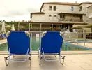 Basen i leżaki w hotelu Medusa (Kriopigi)
