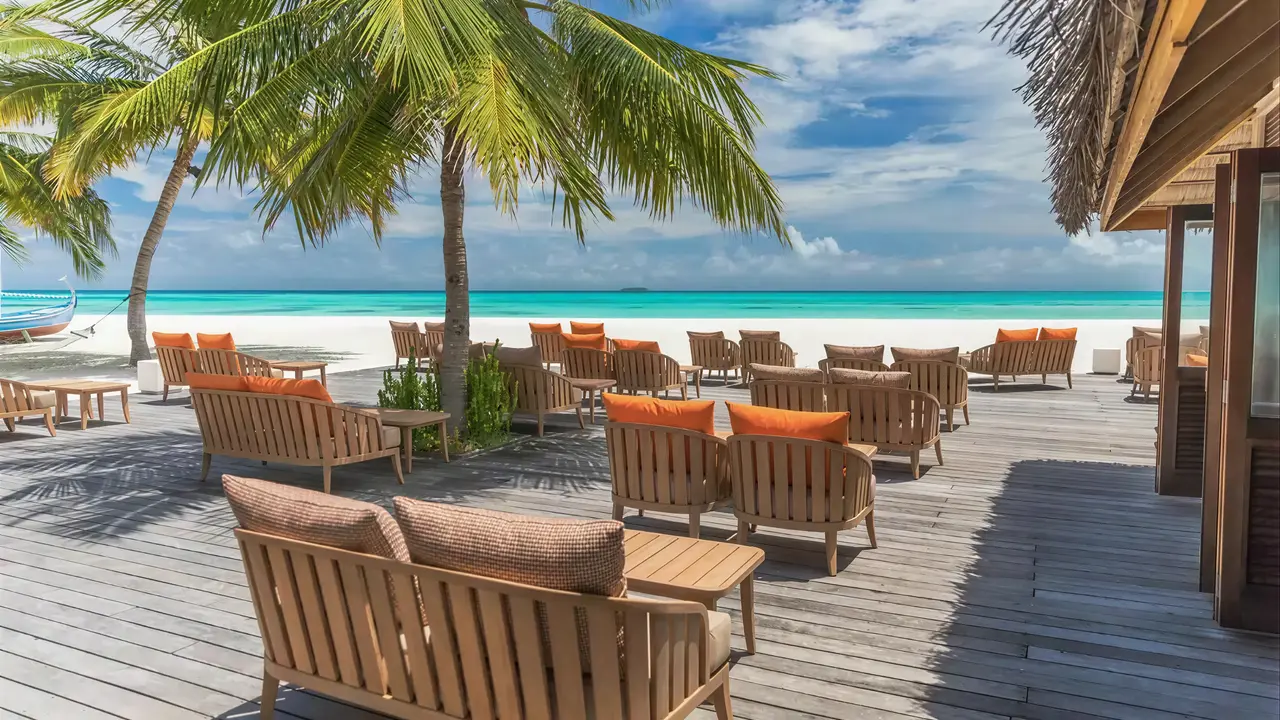 Taras wypoczynkowy przy plaży w Meeru Island Resort
