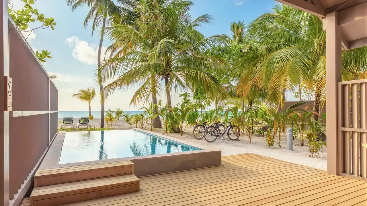 Prywatny basen i taras w Meeru Island Resort
