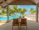 Basen i taras w Meeru Island Resort z widokiem