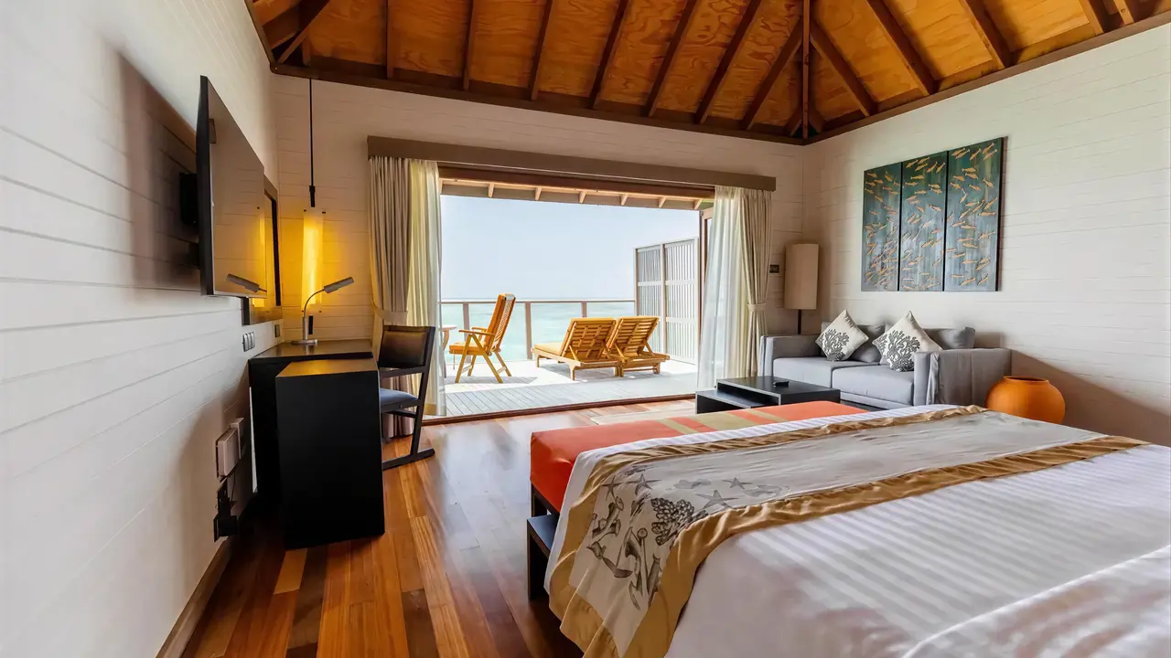 Wnętrze sypialni z tarasem w Meeru Island Resort