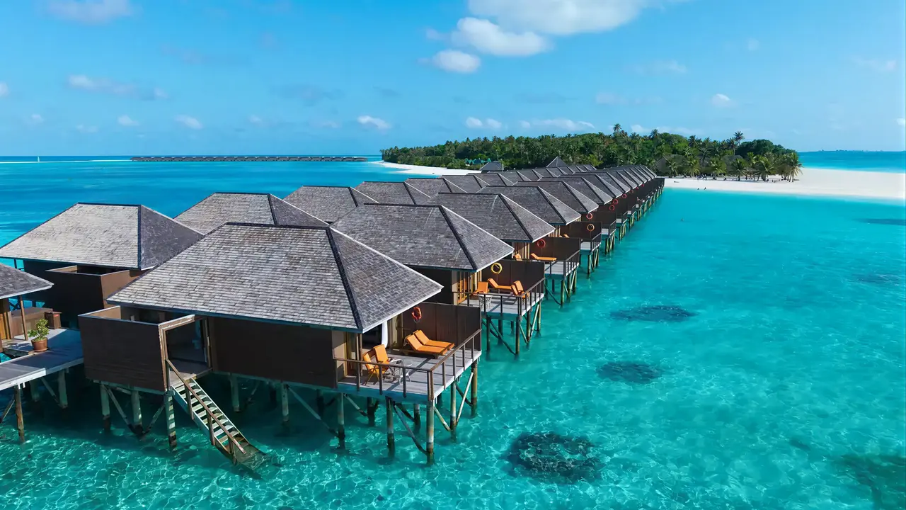 Widok na domki na wodzie w Meeru Island Resort