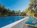 Basen z leżakami w Meeru Island Resort