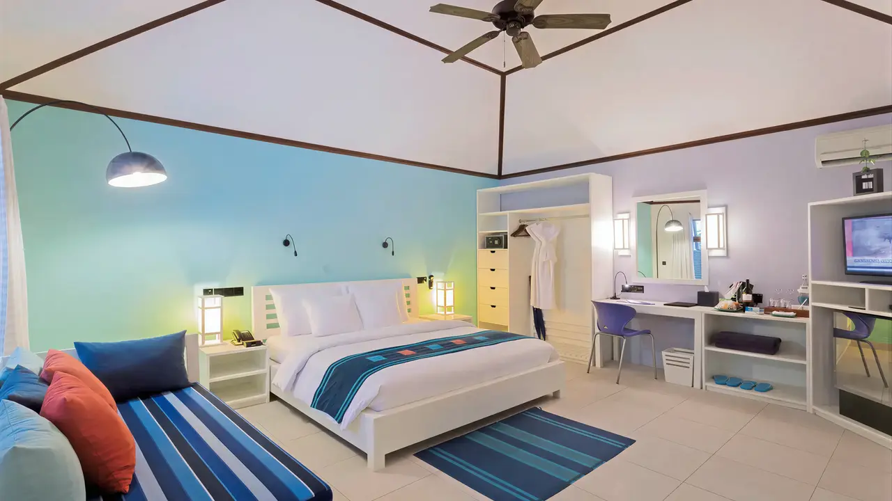 Nowoczesny pokój z łóżkiem w Meeru Island Resort