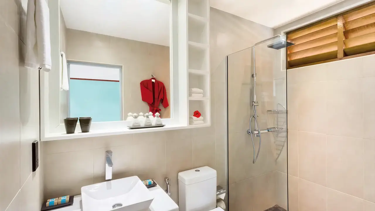 Nowoczesna łazienka w Meeru Island Resort z prysznicem