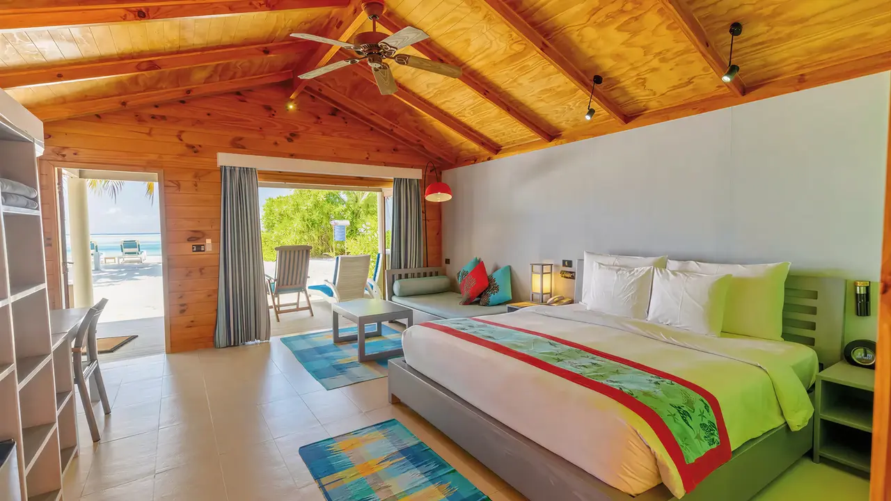 Sypialnia w Meeru Island Resort z widokiem na taras