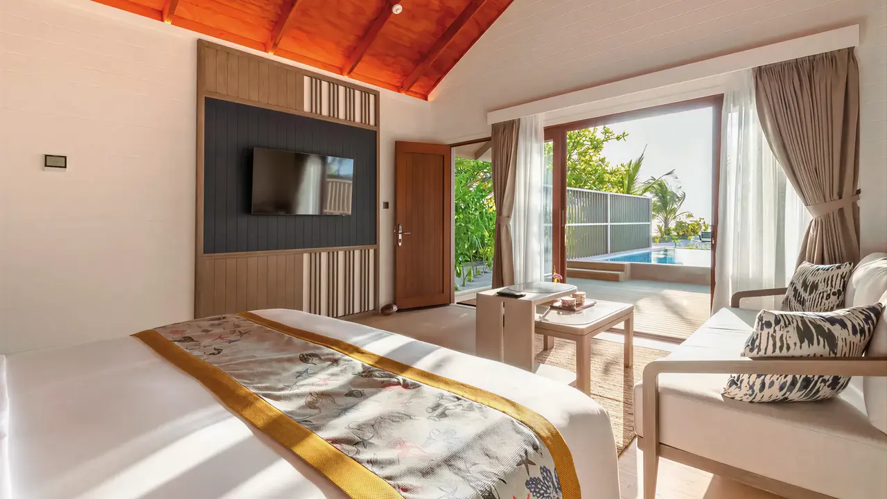 Wnętrze sypialni w Meeru Island Resort z widokiem na zewnątrz