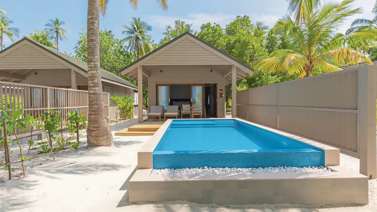 Prywatny basen przy willi w Meeru Island Resort
