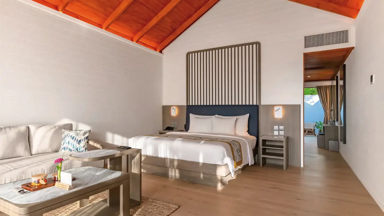 Wnętrze pokoju z łóżkiem w Meeru Island Resort