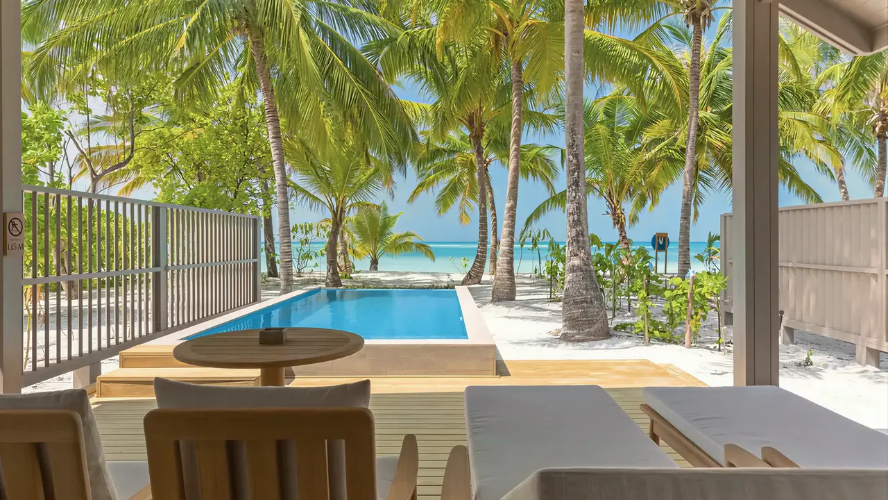 Prywatny basen i taras w Meeru Island Resort