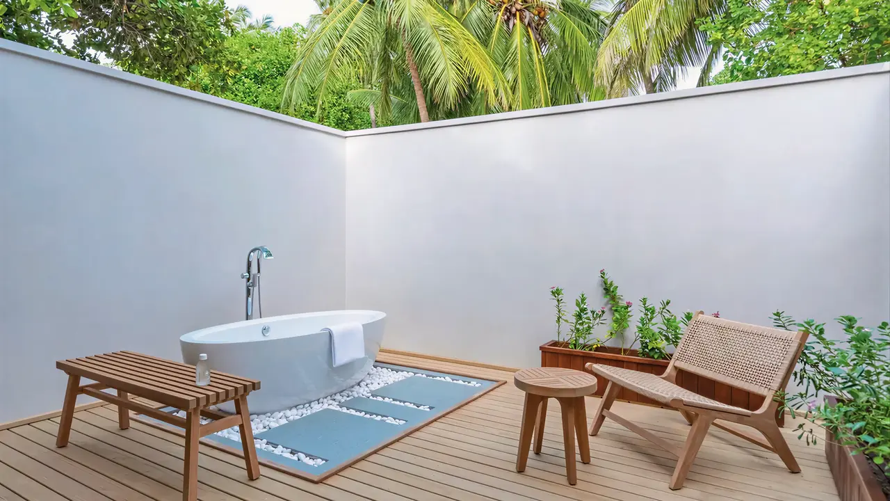 Prywatna wanna na tarasie w Meeru Island Resort