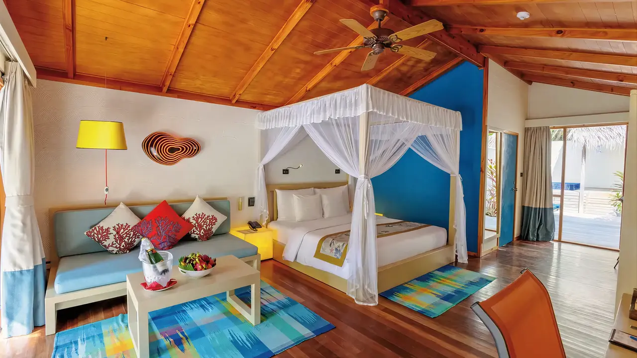 Pokój z łóżkiem z baldachimem w Meeru Island Resort
