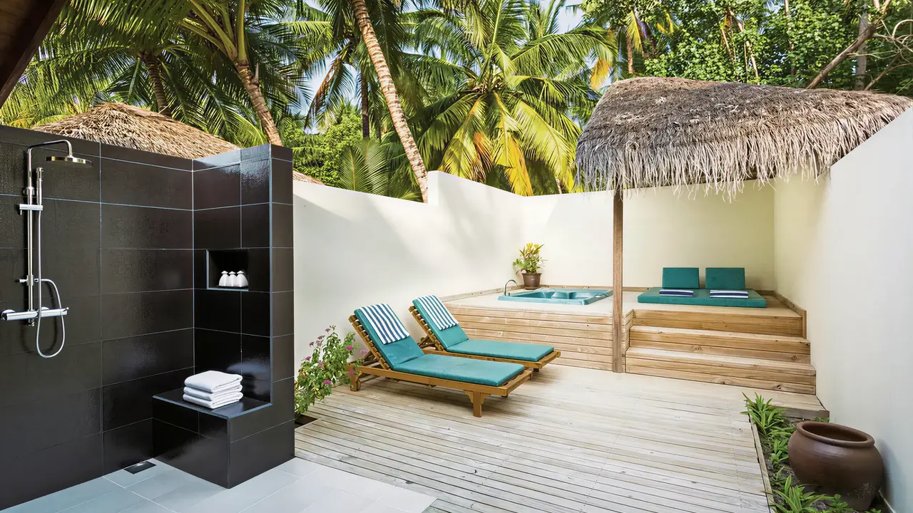 Prywatny taras z jacuzzi w Meeru Island Resort