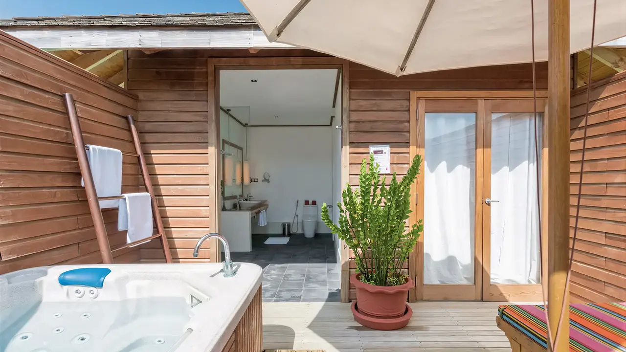 Prywatny taras z jacuzzi w Meeru Island Resort