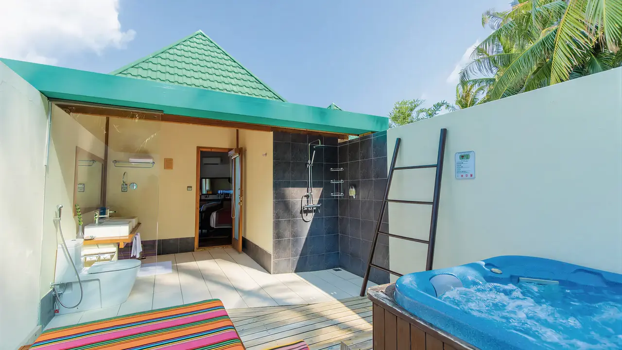 Prywatna strefa relaksu z jacuzzi w Meeru Island Resort