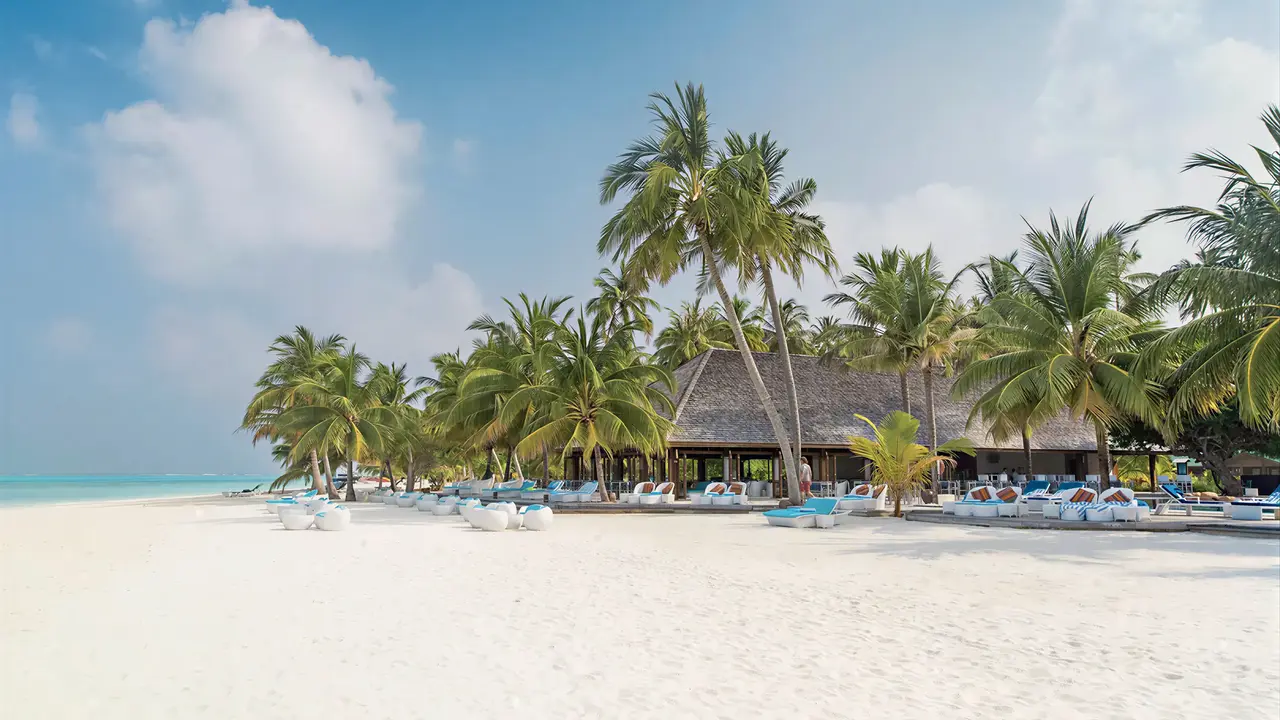 Plaża z białym piaskiem w Meeru Island Resort