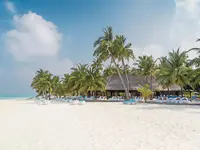 Plaża z białym piaskiem w Meeru Island Resort