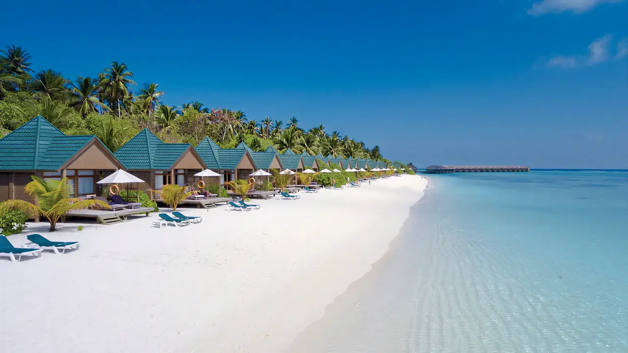 Biała plaża i domki w Meeru Island Resort