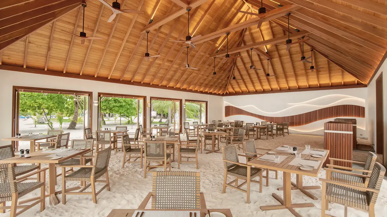 Restauracja w Meeru Island Resort z drewnianym sufitem